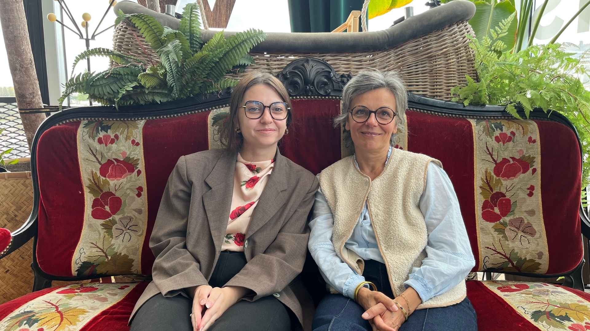 Canapé rouge - deux personnes assises
